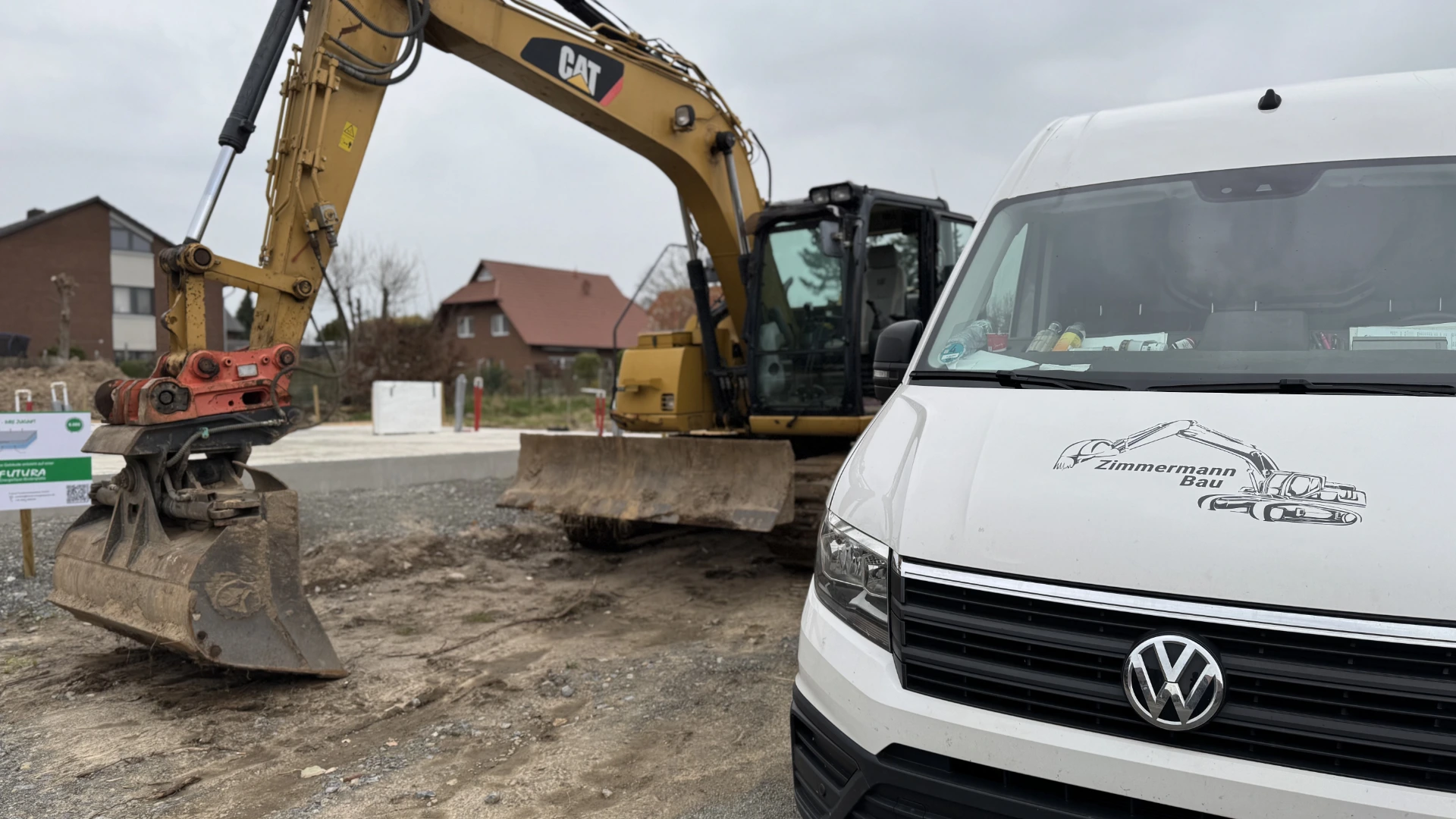 Firmenfahrzeug und 15-Tonnen-Bagger von Zimmermann Bau auf einer Baustelle in Minden-Lübbecke