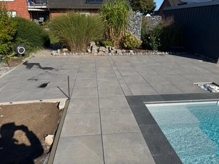 Poolterrasse Feinsteinzeug – Zimmermann Bau in Minden-Lübbecke